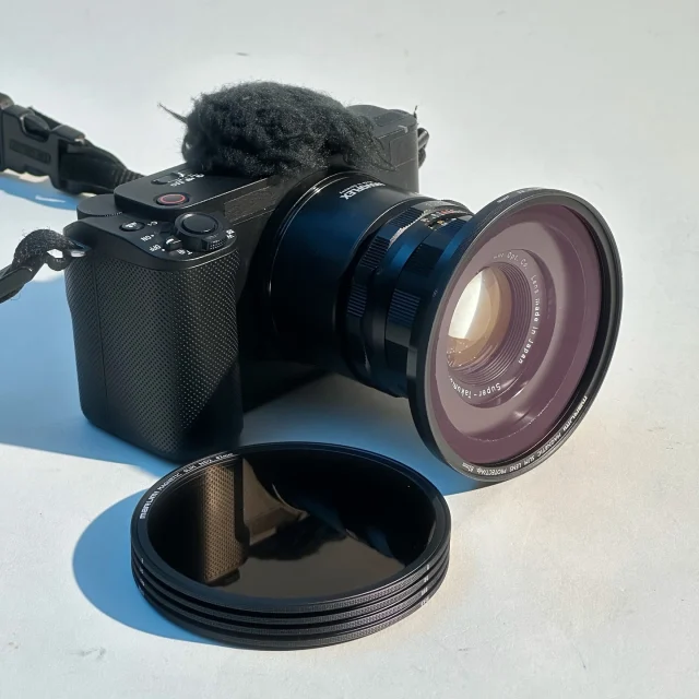 I bought an E-mount↔M42 mount adapter.
I attached a Super-Takumar 55mm F1.8 to the SONY ZV-E1.
Then I used a step-up ring to attach an 82mm marumi magnetic filter.
Eマウント↔︎M42のマウントアダプターを購入。
SONY ZV-E1に、Super-Takumar 55mm F1.8を装着。
そしてステップアップリングを使用して82mmのmarumiのマグネティックフィルターを装着。
#ZVE1 #SonyZVE1
#SuperTakumar #M42
#MarumiMagneticFilter
